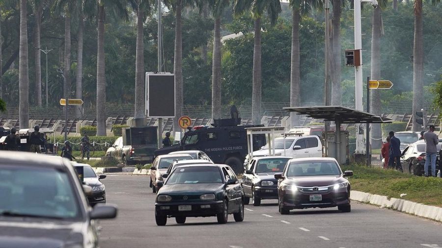 Anggota Kepolisian Nigeria berupaya membubarkan pengunjuk rasa di sebuah tempat, tempat para pendukung Nnamdi Kanu berkumpul di Abuja, Nigeria, Senin (20/10/2025). (REUTERS/Marvellous Durowaiye)