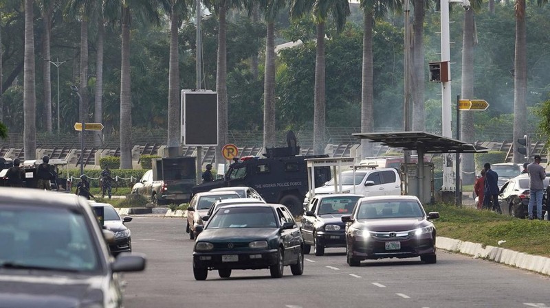 Anggota Kepolisian Nigeria berupaya membubarkan pengunjuk rasa di sebuah tempat, tempat para pendukung Nnamdi Kanu berkumpul di Abuja, Nigeria, Senin (20/10/2025). (REUTERS/Marvellous Durowaiye)