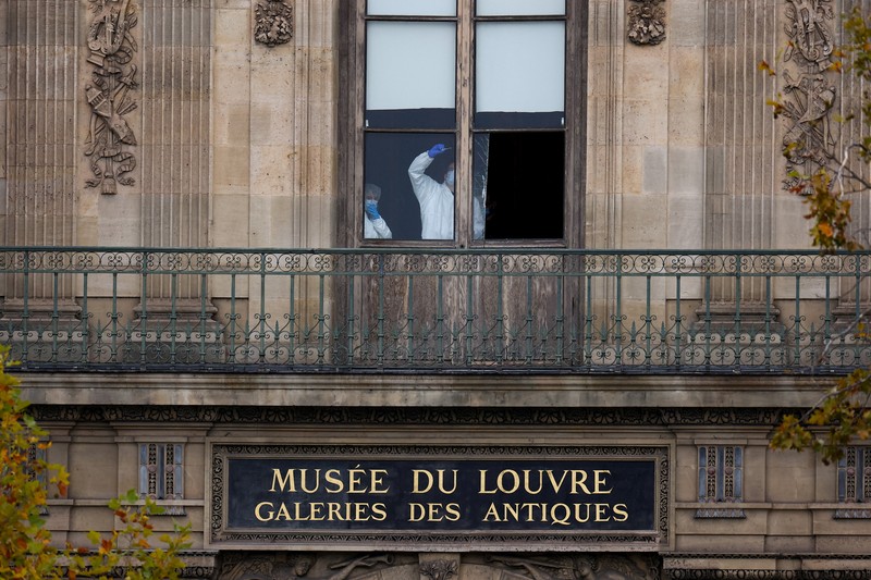 Petugas polisi forensik tiba di museum Louvre setelah adanya laporan perampokan, di Paris, Prancis, 19 Oktober 2025. Petugas polisi forensik tiba di museum Louvre setelah adanya laporan perampokan, di Paris, Prancis, 19 Oktober 2025. (REUTERS/Gonzalo Fuentes)