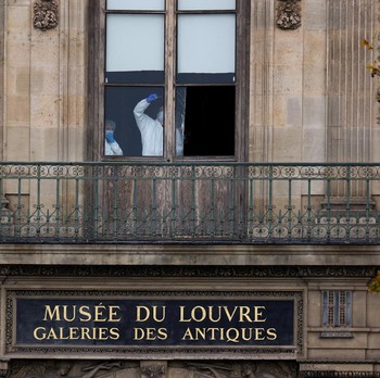 Foto Museum Louvre Paris Dirampok, Kaca Pecah-Pelaku Kabur Naik Motor