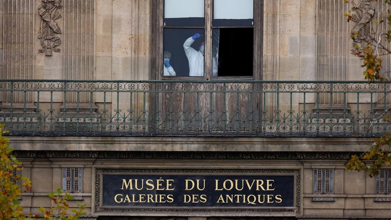 Petugas polisi forensik tiba di museum Louvre setelah adanya laporan perampokan, di Paris, Prancis, 19 Oktober 2025. (REUTERS/Gonzalo Fuentes)
