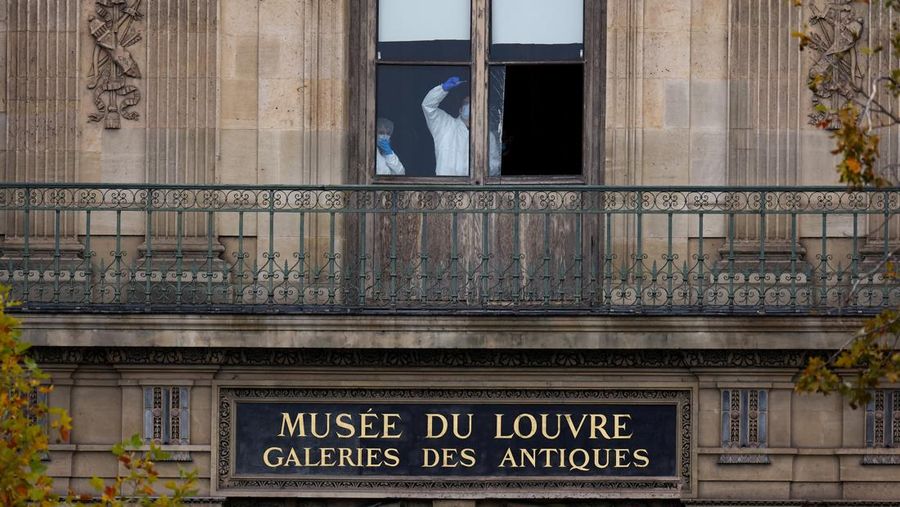Petugas polisi forensik tiba di museum Louvre setelah adanya laporan perampokan, di Paris, Prancis, 19 Oktober 2025. Petugas polisi forensik tiba di museum Louvre setelah adanya laporan perampokan, di Paris, Prancis, 19 Oktober 2025. (REUTERS/Gonzalo Fuentes)