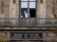 Foto Museum Louvre Paris Dirampok, Kaca Pecah-Pelaku Kabur Naik Motor