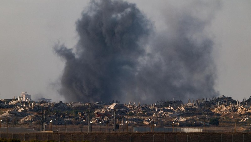 Asap mengepul dari Gaza setelah ledakan, seperti yang terlihat dari Israel, 19 Oktober 2025. (REUTERS/Amir Cohen)