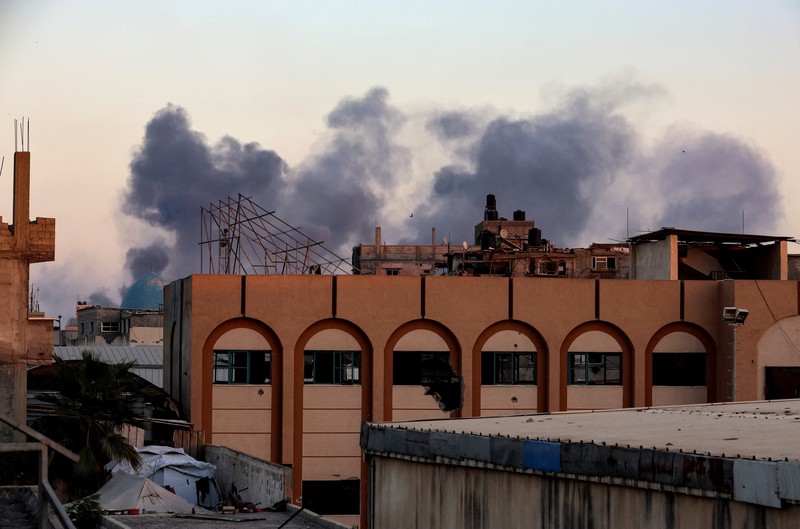 Asap mengepul dari Gaza setelah ledakan, seperti yang terlihat dari Israel, 19 Oktober 2025. Asap mengepul dari Gaza setelah ledakan, seperti yang terlihat dari Israel, 19 Oktober 2025. (REUTERS/Amir Cohen)