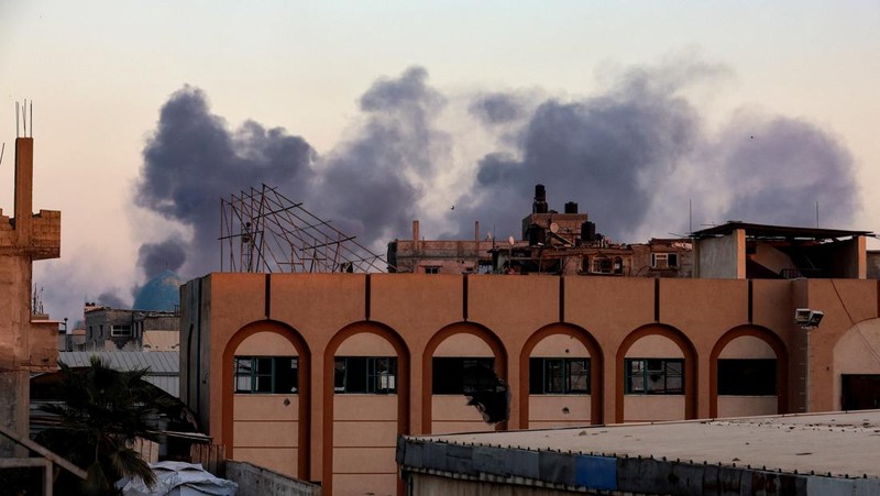 Asap mengepul dari Gaza setelah ledakan, seperti yang terlihat dari Israel, 19 Oktober 2025. (REUTERS/Amir Cohen)