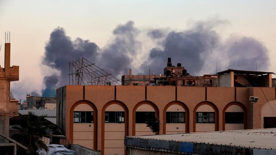 Asap mengepul dari Gaza setelah ledakan, seperti yang terlihat dari Israel, 19 Oktober 2025. Asap mengepul dari Gaza setelah ledakan, seperti yang terlihat dari Israel, 19 Oktober 2025. (REUTERS/Amir Cohen)