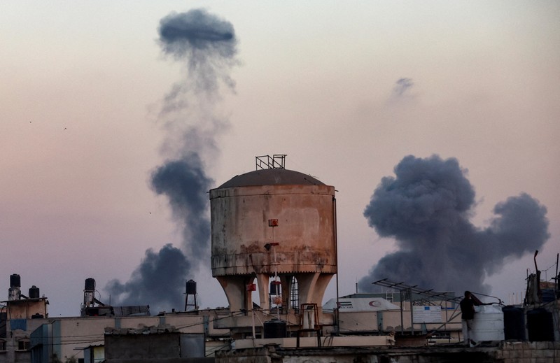 Asap mengepul dari Gaza setelah ledakan, seperti yang terlihat dari Israel, 19 Oktober 2025. Asap mengepul dari Gaza setelah ledakan, seperti yang terlihat dari Israel, 19 Oktober 2025. (REUTERS/Amir Cohen)
