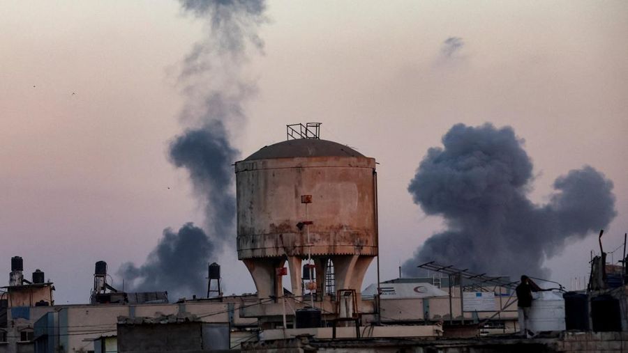 Asap mengepul dari Gaza setelah ledakan, seperti yang terlihat dari Israel, 19 Oktober 2025. Asap mengepul dari Gaza setelah ledakan, seperti yang terlihat dari Israel, 19 Oktober 2025. (REUTERS/Amir Cohen)