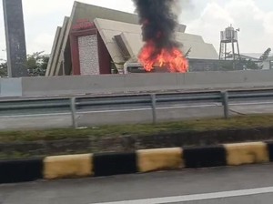 Elf Terbakar Hebat di Tol Pandaan-Malang