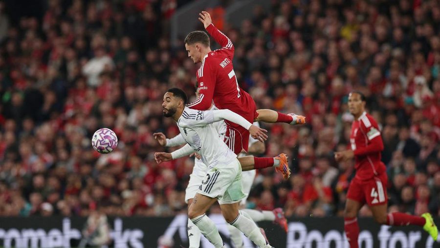 Harry Maguire dari Manchester United merayakan gol kedua timnya dalam laga melawan Liverpool di Anfield, Liverpool, Inggris, 19 Oktober 2025. (REUTERS/Phil Noble)