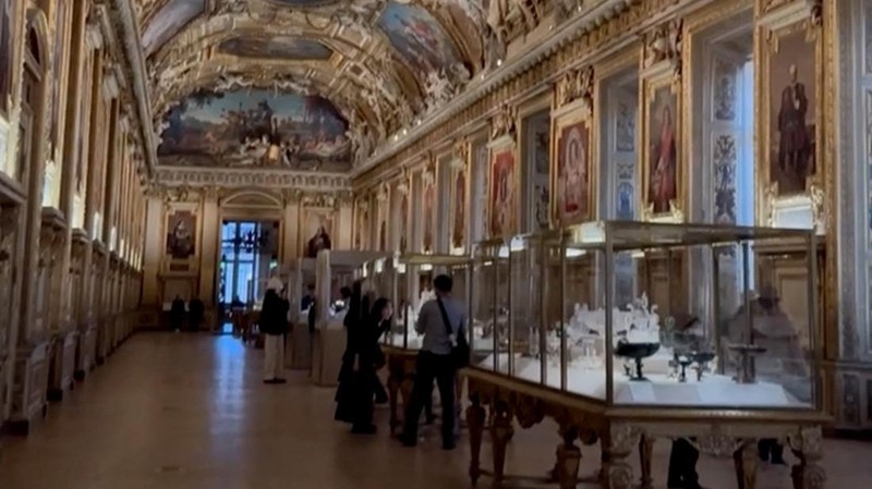 Petugas polisi forensik tiba di museum Louvre setelah adanya laporan perampokan, di Paris, Prancis, 19 Oktober 2025. (REUTERS/Gonzalo Fuentes)