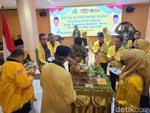 Sambut HUT ke-61, Golkar Jatim Bagi Sembako hingga Pengobatan Gratis