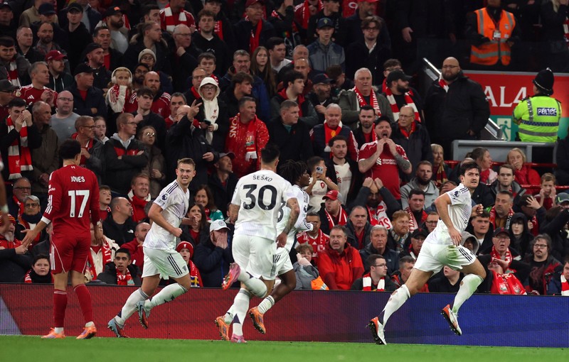 Harry Maguire dari Manchester United merayakan gol kedua timnya dalam laga melawan Liverpool di Anfield, Liverpool, Inggris, 19 Oktober 2025. Harry Maguire dari Manchester United merayakan gol kedua timnya dalam laga melawan Liverpool di Anfield, Liverpool, Inggris, 19 Oktober 2025. (REUTERS/Phil Noble)