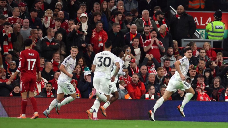 Harry Maguire dari Manchester United merayakan gol kedua timnya dalam laga melawan Liverpool di Anfield, Liverpool, Inggris, 19 Oktober 2025. (REUTERS/Phil Noble)