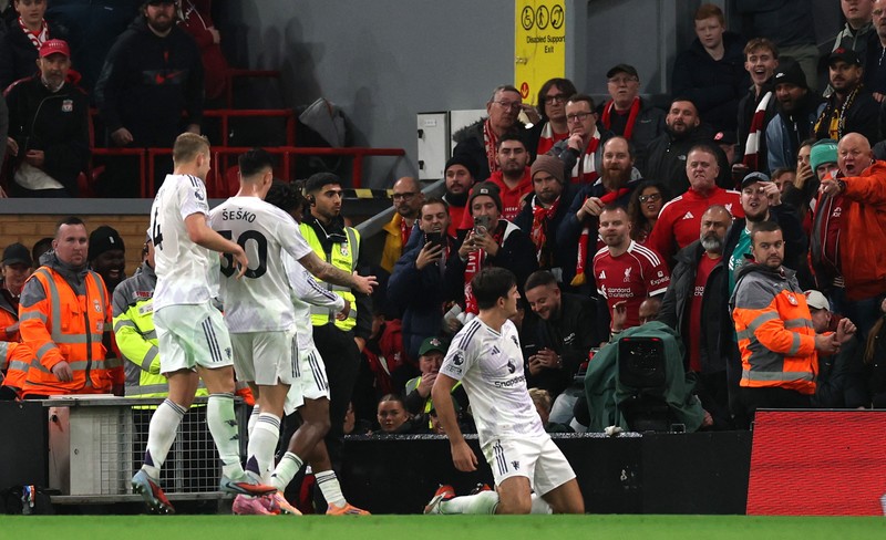 Harry Maguire dari Manchester United merayakan gol kedua timnya dalam laga melawan Liverpool di Anfield, Liverpool, Inggris, 19 Oktober 2025. Harry Maguire dari Manchester United merayakan gol kedua timnya dalam laga melawan Liverpool di Anfield, Liverpool, Inggris, 19 Oktober 2025. (REUTERS/Phil Noble)
