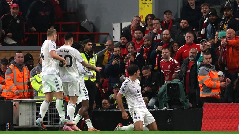 Harry Maguire dari Manchester United merayakan gol kedua timnya dalam laga melawan Liverpool di Anfield, Liverpool, Inggris, 19 Oktober 2025. (REUTERS/Phil Noble)