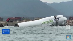 Video: Insiden Pesawat Kargo Tergelincir, Dua Petugas Patroli Tewas
