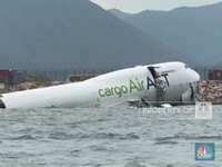 Video: Insiden Pesawat Kargo Tergelincir, Dua Petugas Patroli Tewas