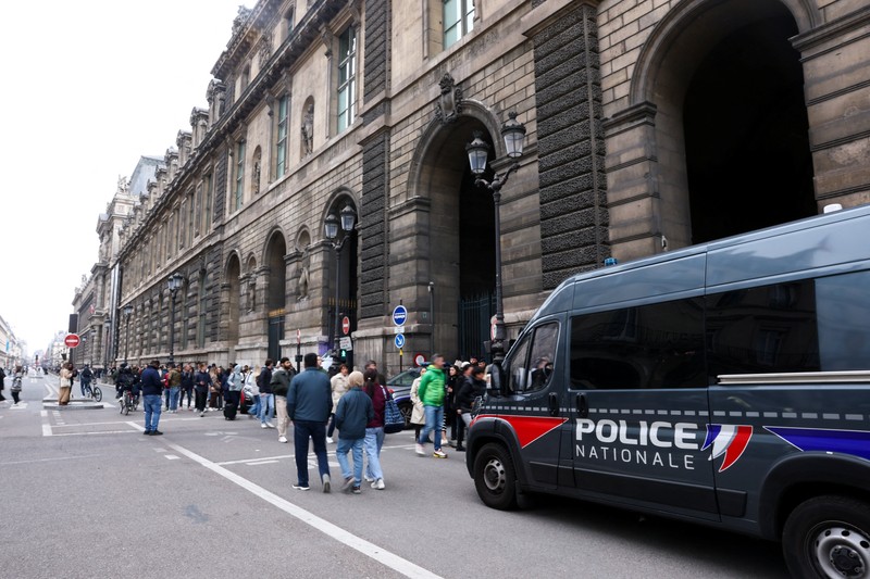 Petugas polisi forensik tiba di museum Louvre setelah adanya laporan perampokan, di Paris, Prancis, 19 Oktober 2025. Petugas polisi forensik tiba di museum Louvre setelah adanya laporan perampokan, di Paris, Prancis, 19 Oktober 2025. (REUTERS/Gonzalo Fuentes)