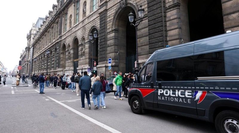 Petugas polisi forensik tiba di museum Louvre setelah adanya laporan perampokan, di Paris, Prancis, 19 Oktober 2025. (REUTERS/Gonzalo Fuentes)