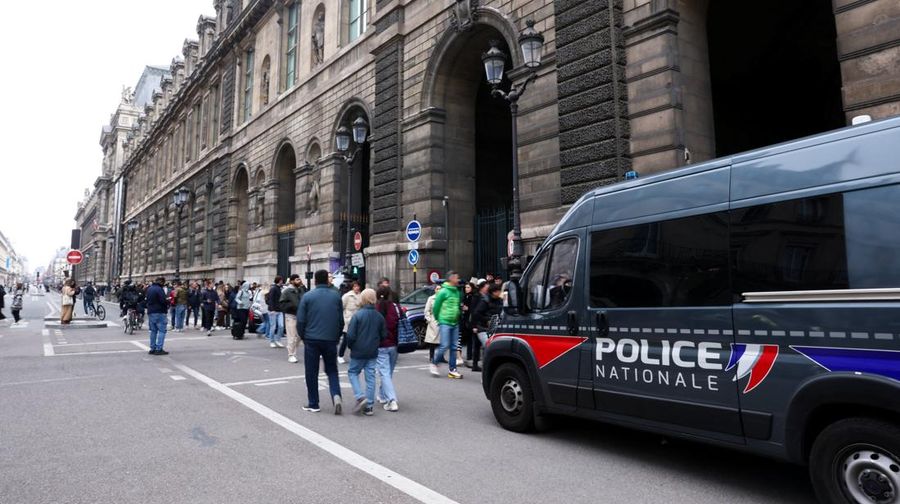 Petugas polisi forensik tiba di museum Louvre setelah adanya laporan perampokan, di Paris, Prancis, 19 Oktober 2025. Petugas polisi forensik tiba di museum Louvre setelah adanya laporan perampokan, di Paris, Prancis, 19 Oktober 2025. (REUTERS/Gonzalo Fuentes)