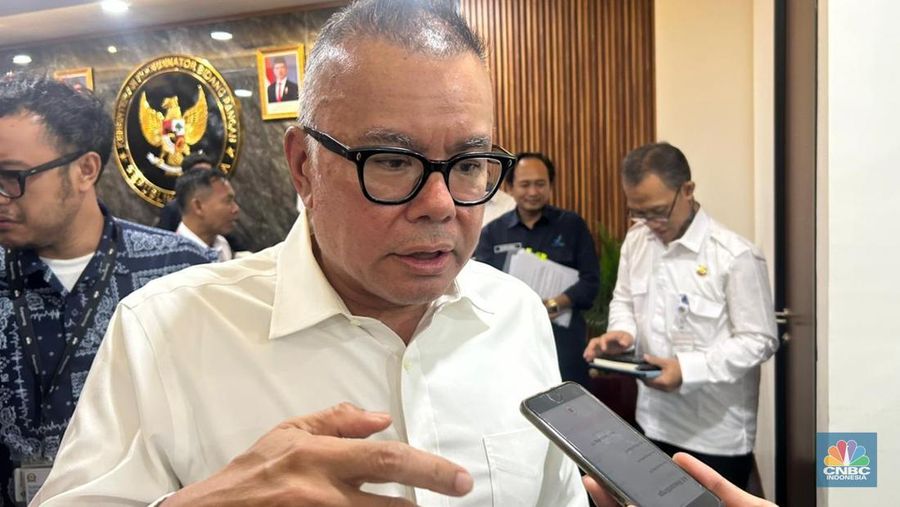 Ketua Bidang Diplomasi dan Komunikasi Satgas Penanganan Cs-137 Bara Krishna Hasibuan menjawab pertanyaan wartawan di Jakarta, Senin (20/10/2025). (CNBC Indonesia/Zefanya Aprilia)