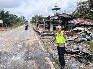 Kronologi ALS Tabrak 4 Warung Lalu Terbalik di Labusel, Sopir Kabur-5 Terluka