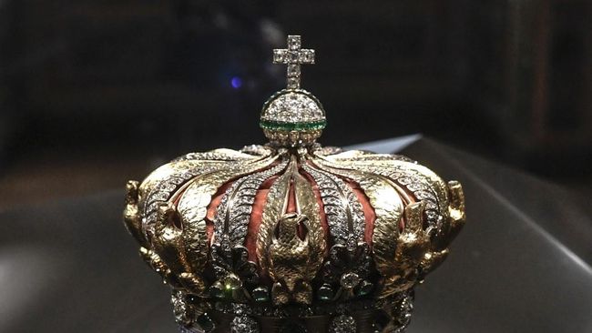Ini Mahkota Permaisuri yang Digasak Pencuri dari Museum Louvre