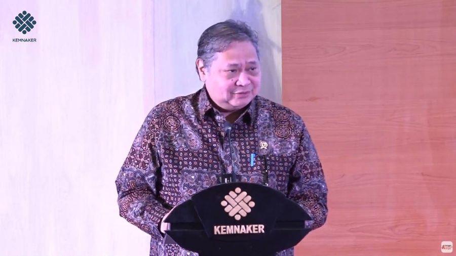 Menko Perekonomian, Airlangga Hartarto menghadiri Pembukaan Program Pemagangan Nasional Batch I, di kantor Kemnaker, Senin (20/10/2025). (Tangkapan Layar Youtube/Kementerian Ketenagakerjaan RI)