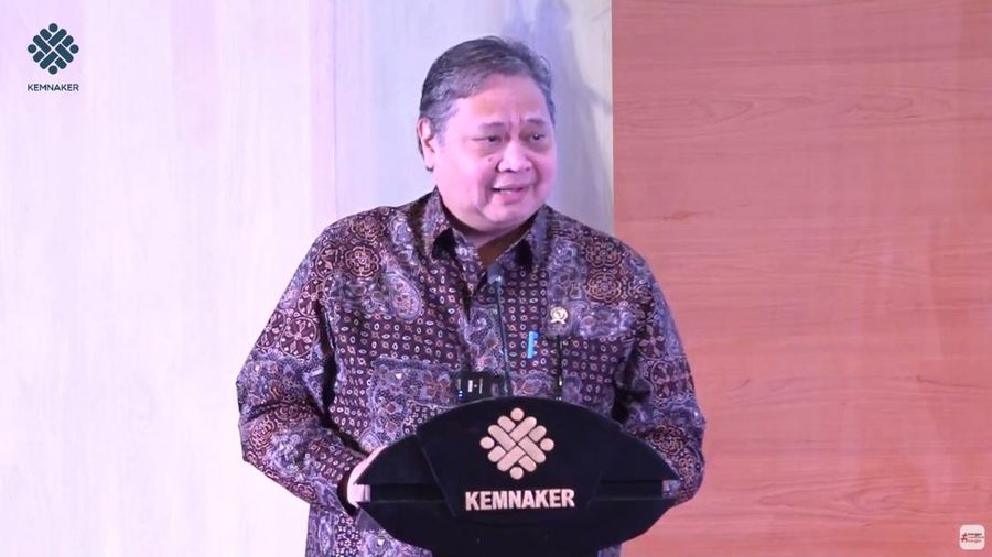 Menko Perekonomian, Airlangga Hartarto menghadiri Pembukaan Program Pemagangan Nasional Batch I, di kantor Kemnaker, Senin (20/10/2025). (Tangkapan Layar Youtube/Kementerian Ketenagakerjaan RI)