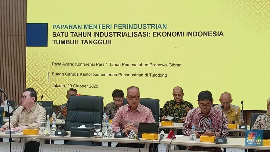 Menteri Perindustrian (Menperin) Agus Gumiwang Kartasasmita dalam Konferensi Pers 1 Tahun Kinerja Industri Merah Putih di Kemenperin, Senin (20/10/2025). (CNBC Indonesia/Ferry Sandi)