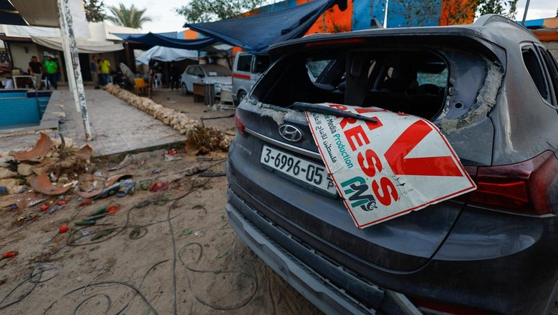 Asap mengepul dari Gaza setelah ledakan, seperti yang terlihat dari Israel, 19 Oktober 2025. (REUTERS/Amir Cohen)