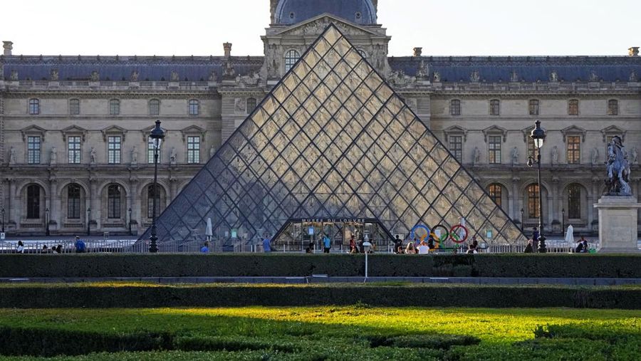 Pemandangan umum Museum Louvre Paris, Prancis, 10 Agustus 2024. (REUTERS/Aleksandra Szmigiel/File Foto)