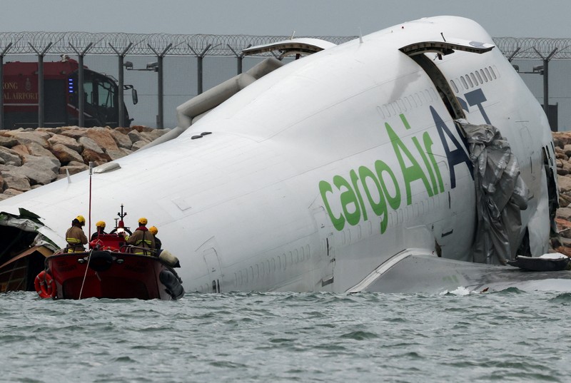 Sebuah pesawat kargo sebagian berada di laut setelah keluar dari landasan pacu saat mendarat di Bandara Internasional Hong Kong di Hong Kong, Cina, 20 Oktober 2025. Sebuah pesawat kargo sebagian berada di laut setelah keluar dari landasan pacu saat mendarat di Bandara Internasional Hong Kong di Hong Kong, Cina, 20 Oktober 2025. (REUTERS/Tyrone Siu)