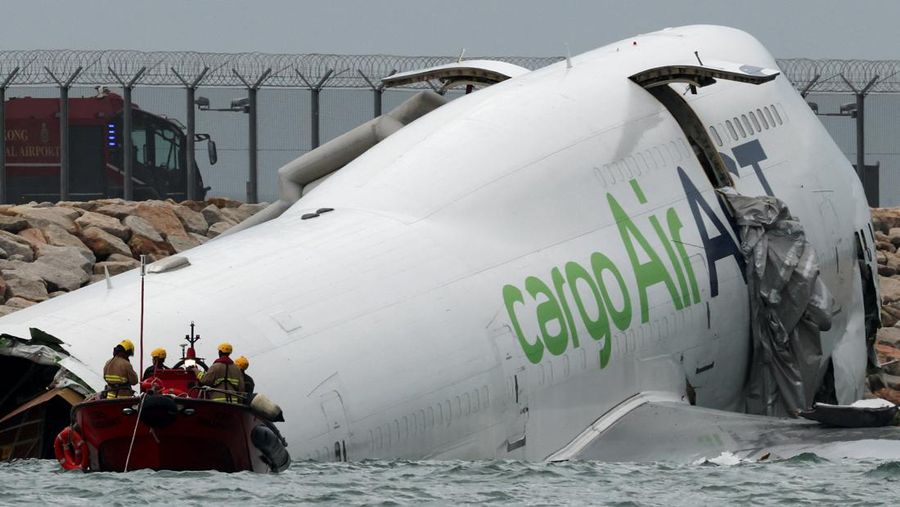 Sebuah pesawat kargo sebagian berada di laut setelah keluar dari landasan pacu saat mendarat di Bandara Internasional Hong Kong di Hong Kong, Cina, 20 Oktober 2025. Sebuah pesawat kargo sebagian berada di laut setelah keluar dari landasan pacu saat mendarat di Bandara Internasional Hong Kong di Hong Kong, Cina, 20 Oktober 2025. (REUTERS/Tyrone Siu)