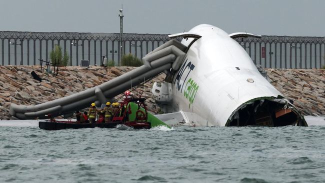 Breaking: Pesawat Emirates Tergelincir dan Jatuh ke Laut, 2 Orang Tewas