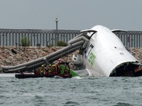 Breaking: Pesawat Emirates Tergelincir & Jatuh ke Laut, 2 Orang Tewas