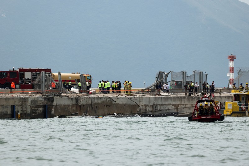 Sebuah pesawat kargo sebagian berada di laut setelah keluar dari landasan pacu saat mendarat di Bandara Internasional Hong Kong di Hong Kong, Cina, 20 Oktober 2025. Sebuah pesawat kargo sebagian berada di laut setelah keluar dari landasan pacu saat mendarat di Bandara Internasional Hong Kong di Hong Kong, Cina, 20 Oktober 2025. (REUTERS/Tyrone Siu)