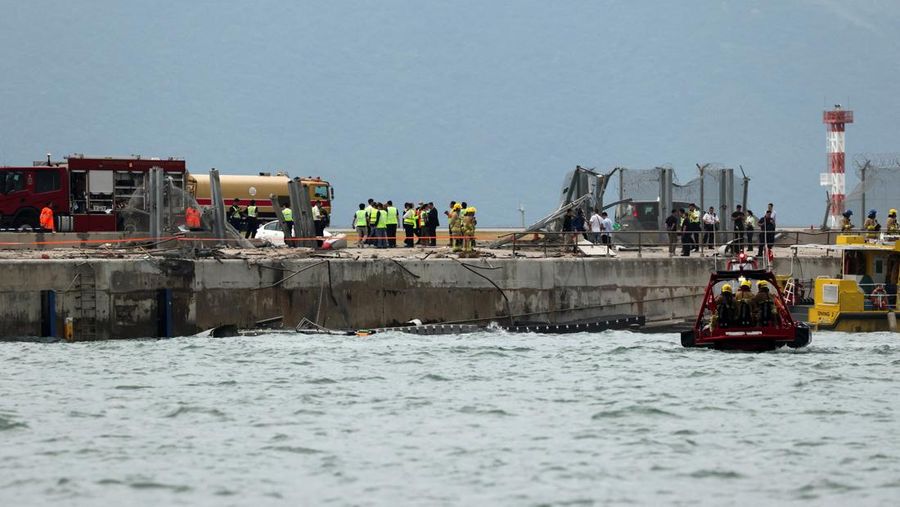 Sebuah pesawat kargo sebagian berada di laut setelah keluar dari landasan pacu saat mendarat di Bandara Internasional Hong Kong di Hong Kong, Cina, 20 Oktober 2025. Sebuah pesawat kargo sebagian berada di laut setelah keluar dari landasan pacu saat mendarat di Bandara Internasional Hong Kong di Hong Kong, Cina, 20 Oktober 2025. (REUTERS/Tyrone Siu)