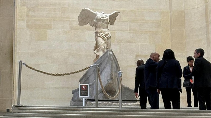 Petugas polisi forensik tiba di museum Louvre setelah adanya laporan perampokan, di Paris, Prancis, 19 Oktober 2025. (REUTERS/Gonzalo Fuentes)
