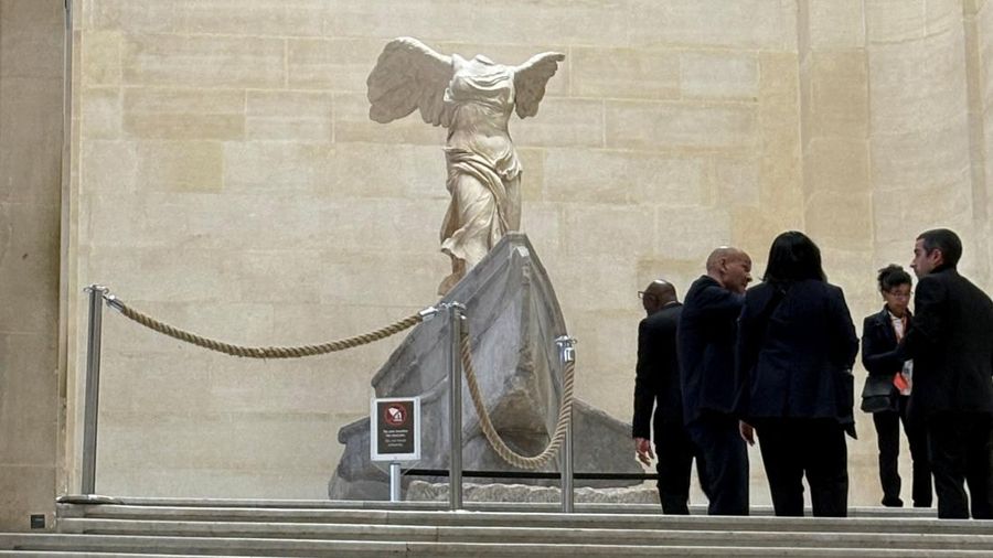 Petugas polisi forensik tiba di museum Louvre setelah adanya laporan perampokan, di Paris, Prancis, 19 Oktober 2025. Petugas polisi forensik tiba di museum Louvre setelah adanya laporan perampokan, di Paris, Prancis, 19 Oktober 2025. (REUTERS/Gonzalo Fuentes)