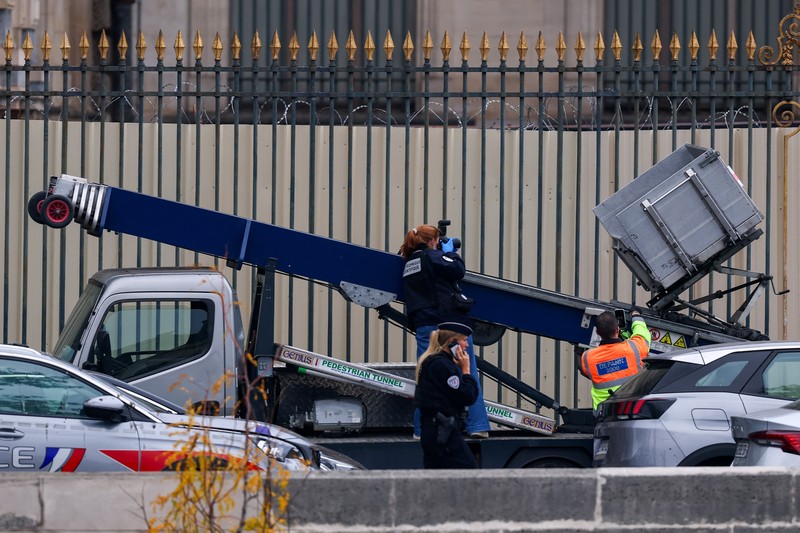 Petugas polisi forensik tiba di museum Louvre setelah adanya laporan perampokan, di Paris, Prancis, 19 Oktober 2025. Petugas polisi forensik tiba di museum Louvre setelah adanya laporan perampokan, di Paris, Prancis, 19 Oktober 2025. (REUTERS/Gonzalo Fuentes)