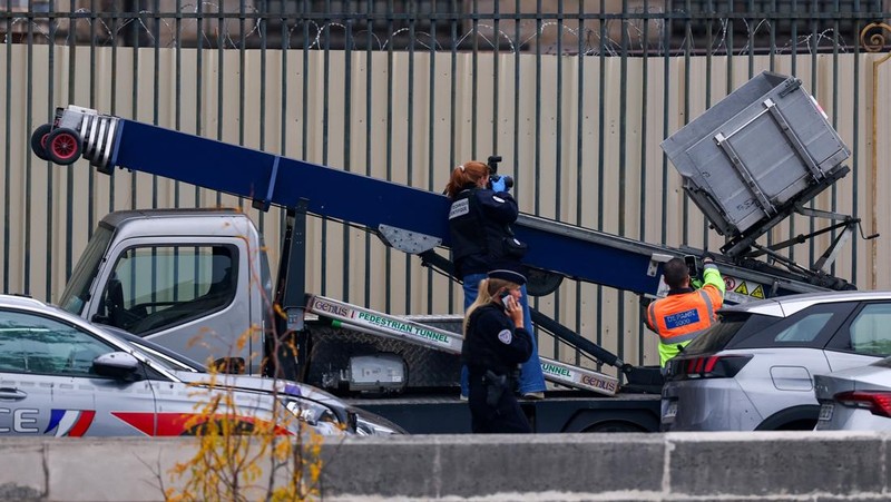 Petugas polisi forensik tiba di museum Louvre setelah adanya laporan perampokan, di Paris, Prancis, 19 Oktober 2025. (REUTERS/Gonzalo Fuentes)