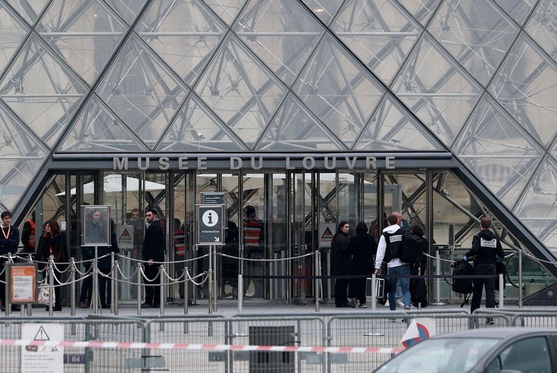 Petugas polisi forensik tiba di museum Louvre setelah adanya laporan perampokan, di Paris, Prancis, 19 Oktober 2025. Petugas polisi forensik tiba di museum Louvre setelah adanya laporan perampokan, di Paris, Prancis, 19 Oktober 2025. (REUTERS/Gonzalo Fuentes)