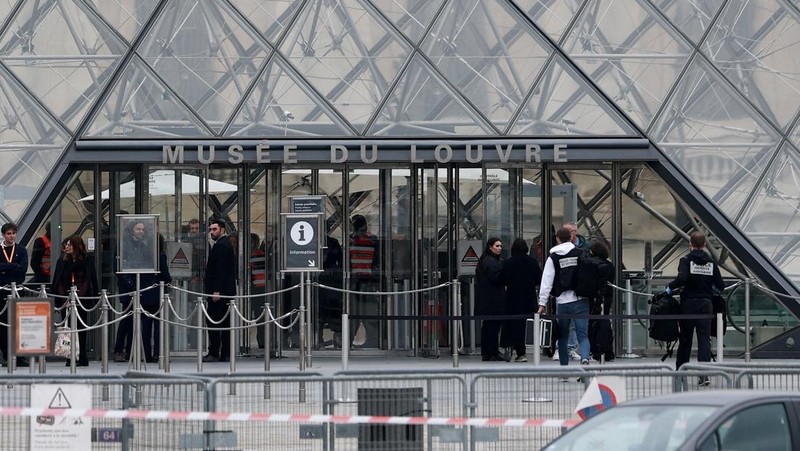 Petugas polisi forensik tiba di museum Louvre setelah adanya laporan perampokan, di Paris, Prancis, 19 Oktober 2025. (REUTERS/Gonzalo Fuentes)
