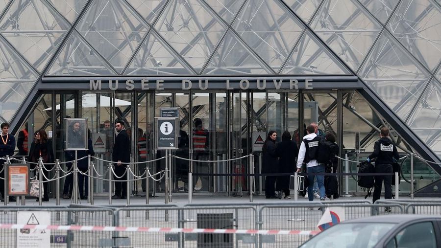 Petugas polisi forensik tiba di museum Louvre setelah adanya laporan perampokan, di Paris, Prancis, 19 Oktober 2025. Petugas polisi forensik tiba di museum Louvre setelah adanya laporan perampokan, di Paris, Prancis, 19 Oktober 2025. (REUTERS/Gonzalo Fuentes)