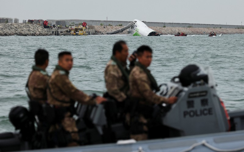 Sebuah pesawat kargo sebagian berada di laut setelah keluar dari landasan pacu saat mendarat di Bandara Internasional Hong Kong di Hong Kong, Cina, 20 Oktober 2025. Sebuah pesawat kargo sebagian berada di laut setelah keluar dari landasan pacu saat mendarat di Bandara Internasional Hong Kong di Hong Kong, Cina, 20 Oktober 2025. (REUTERS/Tyrone Siu)