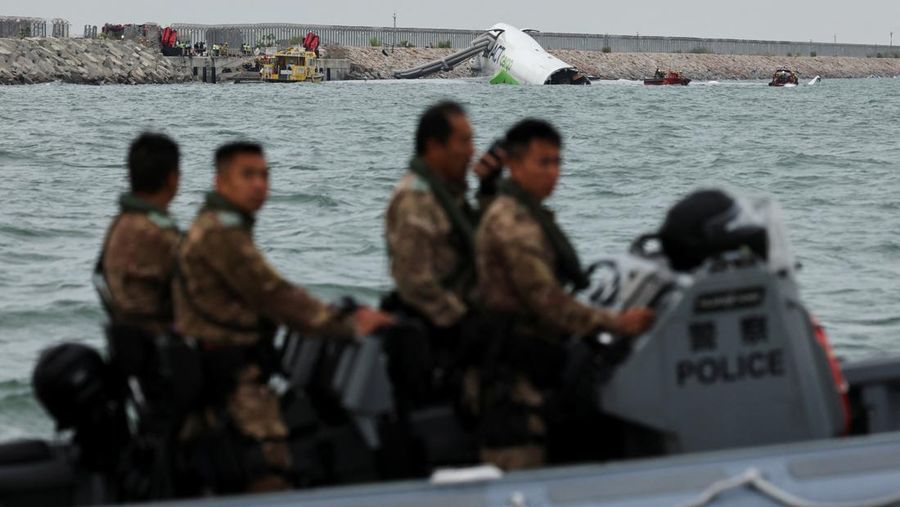 Sebuah pesawat kargo sebagian berada di laut setelah keluar dari landasan pacu saat mendarat di Bandara Internasional Hong Kong di Hong Kong, Cina, 20 Oktober 2025. Sebuah pesawat kargo sebagian berada di laut setelah keluar dari landasan pacu saat mendarat di Bandara Internasional Hong Kong di Hong Kong, Cina, 20 Oktober 2025. (REUTERS/Tyrone Siu)