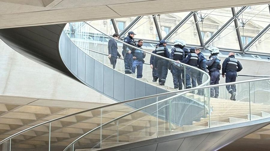 Petugas polisi forensik tiba di museum Louvre setelah adanya laporan perampokan, di Paris, Prancis, 19 Oktober 2025. Petugas polisi forensik tiba di museum Louvre setelah adanya laporan perampokan, di Paris, Prancis, 19 Oktober 2025. (REUTERS/Gonzalo Fuentes)
